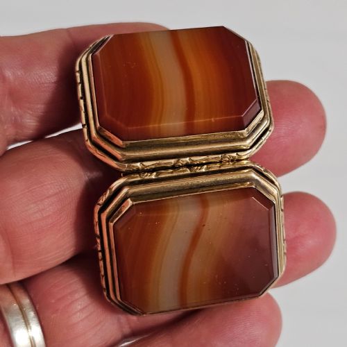 19THC GILT METAL SNUFF BOX WITH DOUBLE AGATE TO BOTH BASE AND LID - ADDITIONAL PHOTO 5