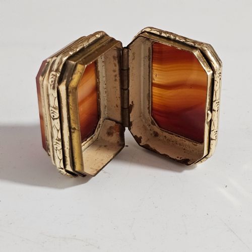 19THC GILT METAL SNUFF BOX WITH DOUBLE AGATE TO BOTH BASE AND LID - ADDITIONAL PHOTO 10