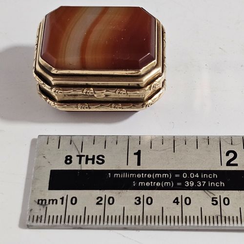 19THC GILT METAL SNUFF BOX WITH DOUBLE AGATE TO BOTH BASE AND LID - ADDITIONAL PHOTO 12