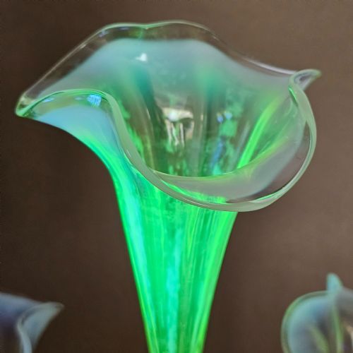 STUNNING VICTORIAN 1890S QUADRUPLE GLASS EPERGNE VASE WITH A SILVER PLATED BASEHOLDER AND FOUR URANIUM GLASS VASES - ADDITIONAL PHOTO 5