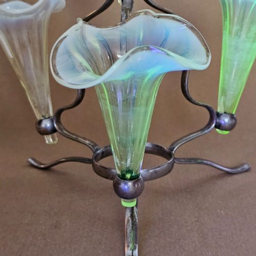 STUNNING VICTORIAN 1890S QUADRUPLE GLASS EPERGNE VASE WITH A SILVER PLATED BASEHOLDER AND FOUR URANIUM GLASS VASES - ADDITIONAL PHOTO 6