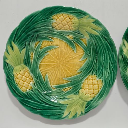 FINE PAIR OF GEORGE JONES MAJOLICA PINEAPPLES ON BASKETWEAVE PLATES ENGLISH CA 1870 - ADDITIONAL PHOTO 3