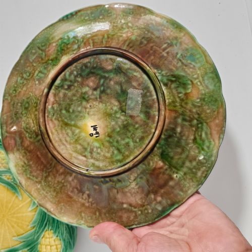 FINE PAIR OF GEORGE JONES MAJOLICA PINEAPPLES ON BASKETWEAVE PLATES ENGLISH CA 1870 - ADDITIONAL PHOTO 4