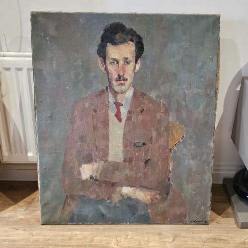 KATHRYN KYNOCH RGI SCOTTISH B1942 2025 102CM PORTRAIT OF A MAN WITH ARMS FOLDED - ADDITIONAL PHOTO 5