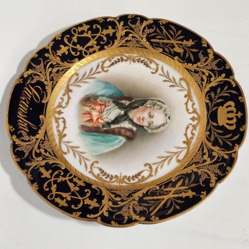 EXCEPTIONAL QUALITY PAIR OF SEVRES HAND PAINTED FRENCH 19TH CENTURY PORTRAIT PLATES OF LOUIS XV MDME LUKINSKA - ADDITIONAL PHOTO 10