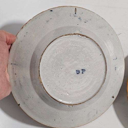 A PAIR OF ANTIQUE DUTCH 18TH CENTURY BLUE WHITE FAIENCE DELFT WAAIERBORD OR PEACOCK PLATES - ADDITIONAL PHOTO 3