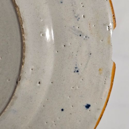 A PAIR OF ANTIQUE DUTCH 18TH CENTURY BLUE WHITE FAIENCE DELFT WAAIERBORD OR PEACOCK PLATES - ADDITIONAL PHOTO 7