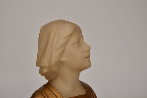 GUSTAVE VAN VAERENBERGH BELGIAN 18731927 ALABASTER AND GILT BUST OF A MAIDEN - ADDITIONAL PHOTO 3