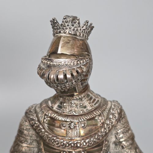 FINE AND HIGHLY DECORATIVE GERMAN SILVER KNIGHT FIGURE HANAU C1924 - ADDITIONAL PHOTO 2