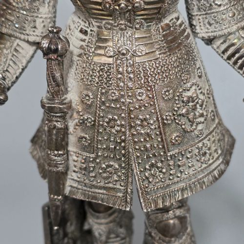 FINE AND HIGHLY DECORATIVE GERMAN SILVER KNIGHT FIGURE HANAU C1924 - ADDITIONAL PHOTO 4
