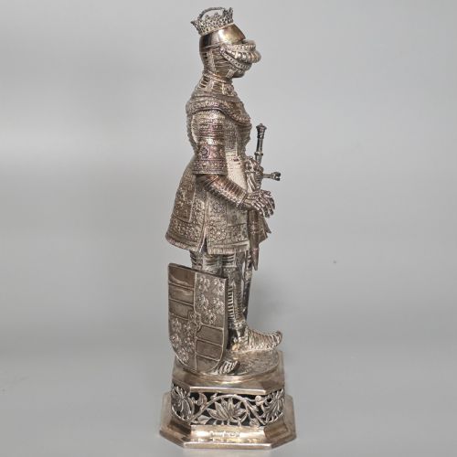 FINE AND HIGHLY DECORATIVE GERMAN SILVER KNIGHT FIGURE HANAU C1924 - ADDITIONAL PHOTO 8