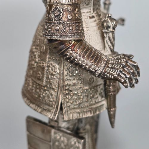 FINE AND HIGHLY DECORATIVE GERMAN SILVER KNIGHT FIGURE HANAU C1924 - ADDITIONAL PHOTO 10