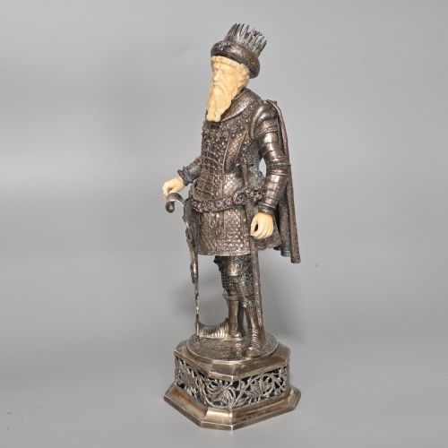 FINE AND HIGHLY DECORATIVE GERMAN SILVER FIGURE OF A FRENCH KING HANAU C1927 - ADDITIONAL PHOTO 1