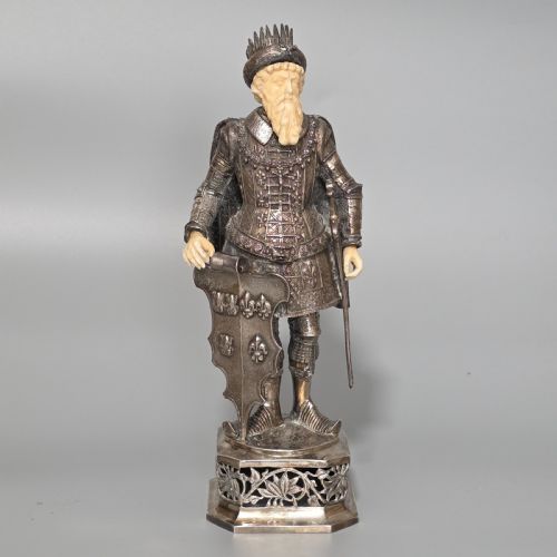 FINE AND HIGHLY DECORATIVE GERMAN SILVER FIGURE OF A FRENCH KING HANAU C1927 - ADDITIONAL PHOTO 2