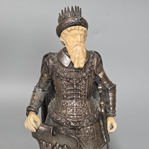 FINE AND HIGHLY DECORATIVE GERMAN SILVER FIGURE OF A FRENCH KING HANAU C1927 - ADDITIONAL PHOTO 3
