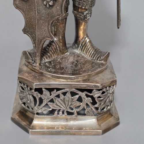 FINE AND HIGHLY DECORATIVE GERMAN SILVER FIGURE OF A FRENCH KING HANAU C1927 - ADDITIONAL PHOTO 6