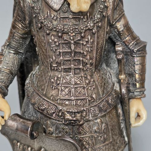 FINE AND HIGHLY DECORATIVE GERMAN SILVER FIGURE OF A FRENCH KING HANAU C1927 - ADDITIONAL PHOTO 9