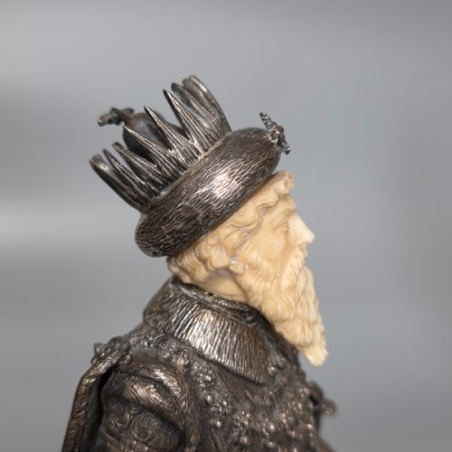 FINE AND HIGHLY DECORATIVE GERMAN SILVER FIGURE OF A FRENCH KING HANAU C1927 - ADDITIONAL PHOTO 13