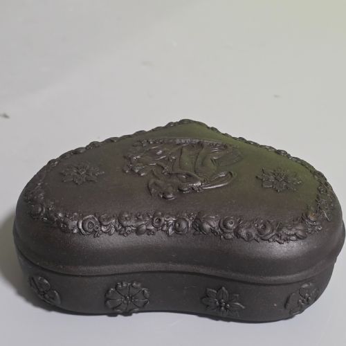 19THC WEDGWOOD BASALT WARE KIDNEY SHAPED TRINKET BOX - ADDITIONAL PHOTO 3