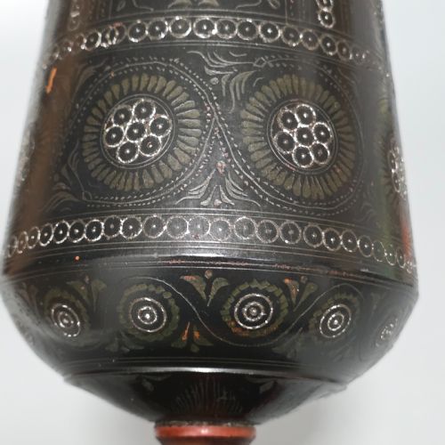 TALL 19TH CENTURY DECORATED EASTERN LACQUERED TAPERING VASE 353CM - ADDITIONAL PHOTO 5