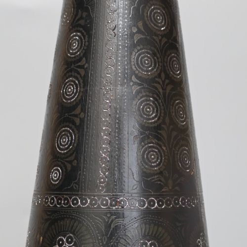 TALL 19TH CENTURY DECORATED EASTERN LACQUERED TAPERING VASE 353CM - ADDITIONAL PHOTO 10