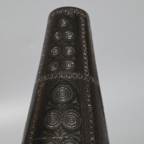 TALL 19TH CENTURY DECORATED EASTERN LACQUERED TAPERING VASE 353CM - ADDITIONAL PHOTO 16