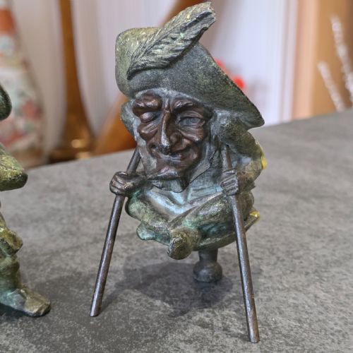 PAIR OF EARLY 20THC FRENCH BRONZE CANDLE HOLDERS CARTOON SATIRICAL VIOLINIST HUNCHBACK GROTESQUE - ADDITIONAL PHOTO 1