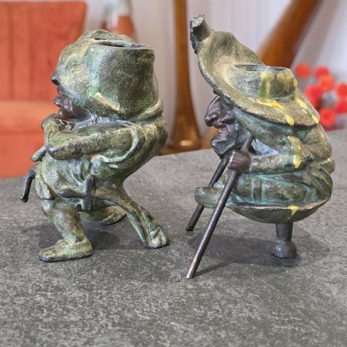 PAIR OF EARLY 20THC FRENCH BRONZE CANDLE HOLDERS CARTOON SATIRICAL VIOLINIST HUNCHBACK GROTESQUE - ADDITIONAL PHOTO 5