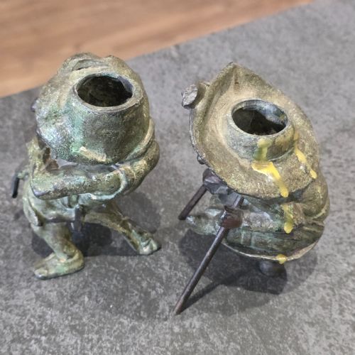 PAIR OF EARLY 20THC FRENCH BRONZE CANDLE HOLDERS CARTOON SATIRICAL VIOLINIST HUNCHBACK GROTESQUE - ADDITIONAL PHOTO 6