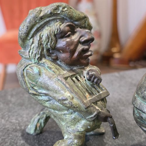 PAIR OF EARLY 20THC FRENCH BRONZE CANDLE HOLDERS CARTOON SATIRICAL VIOLINIST HUNCHBACK GROTESQUE - ADDITIONAL PHOTO 8