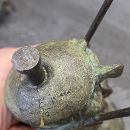 PAIR OF EARLY 20THC FRENCH BRONZE CANDLE HOLDERS CARTOON SATIRICAL VIOLINIST HUNCHBACK GROTESQUE - ADDITIONAL PHOTO 10