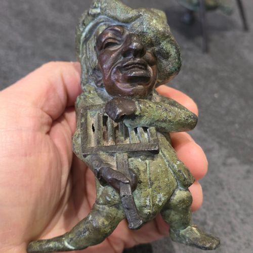 PAIR OF EARLY 20THC FRENCH BRONZE CANDLE HOLDERS CARTOON SATIRICAL VIOLINIST HUNCHBACK GROTESQUE - ADDITIONAL PHOTO 12