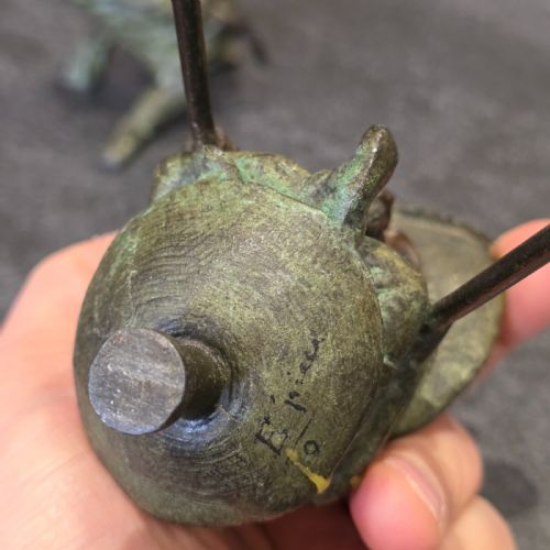 PAIR OF EARLY 20THC FRENCH BRONZE CANDLE HOLDERS CARTOON SATIRICAL VIOLINIST HUNCHBACK GROTESQUE - ADDITIONAL PHOTO 15
