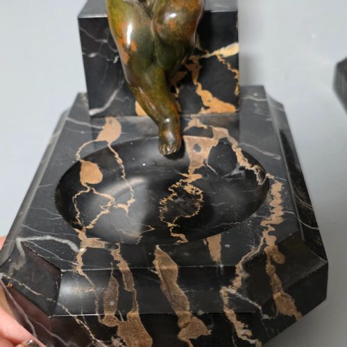 CHARMING PAIR OF EARLY 20TH CENTURY BRONZE MARBLE BOOKENDS - ADDITIONAL PHOTO 4