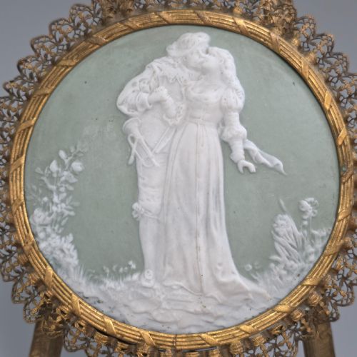 ATTRACTIVE BISQUE PLAQUE IN A GILT METAL EASEL STAND C1900 - ADDITIONAL PHOTO 6