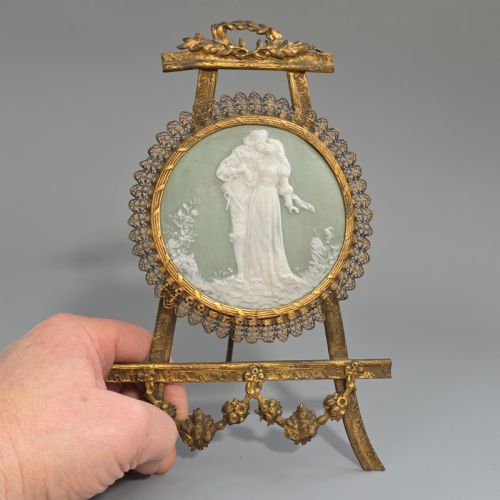 ATTRACTIVE BISQUE PLAQUE IN A GILT METAL EASEL STAND C1900 - ADDITIONAL PHOTO 9