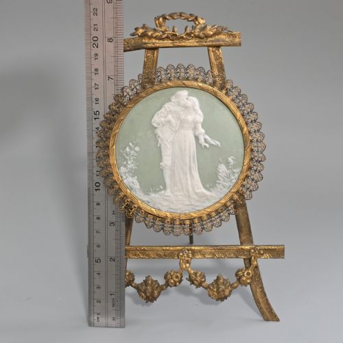 ATTRACTIVE BISQUE PLAQUE IN A GILT METAL EASEL STAND C1900 - ADDITIONAL PHOTO 10