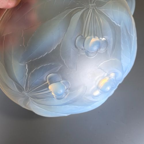 PAIR OF SIGNED 1930S FRENCH OPALESCENT GLASS BOWLS G VALLON VINTAGE CHERRIES DESIGN - ADDITIONAL PHOTO 4