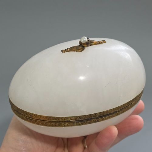 LARGE ANTIQUE ALABASTER EGG JEWELLERY BOX C1900 HINGED TRINKET BOX HAND PEARL DECORATION - ADDITIONAL PHOTO 10