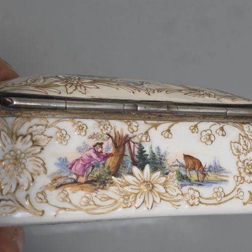 LARGE KPM 19THC SILVER MOUNTED PAINTED TABLE SNUFFBOX C1880 - ADDITIONAL PHOTO 7