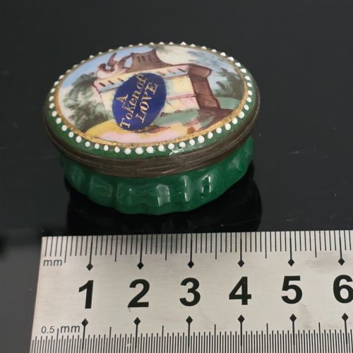 RARE 18THC BILSTON ENAMEL 'A TOKEN OF LOVE' PATCH BOX C17901800 - ADDITIONAL PHOTO 1