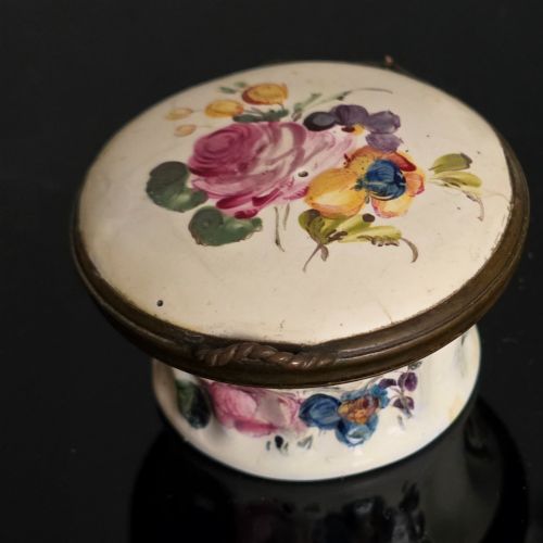 a south staffordshire enamel snuffbox circa 1770 - CATEGORY: ANTIQUE BOXES - DATED 18TH CENTURY