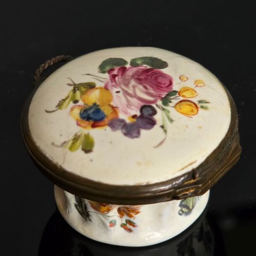 A SOUTH STAFFORDSHIRE ENAMEL SNUFFBOX CIRCA 1770 - ADDITIONAL PHOTO 1