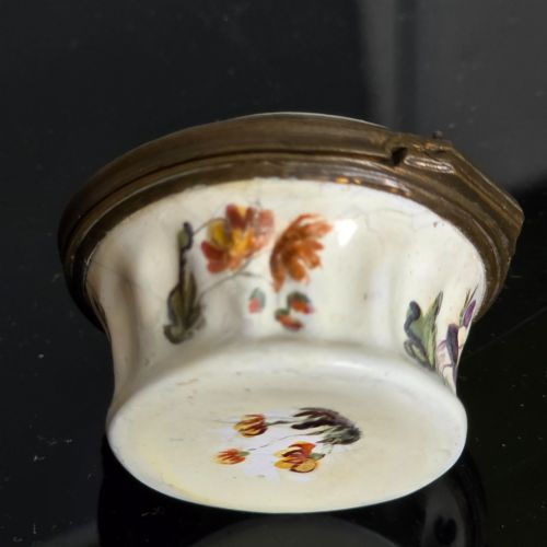 A SOUTH STAFFORDSHIRE ENAMEL SNUFFBOX CIRCA 1770 - ADDITIONAL PHOTO 8
