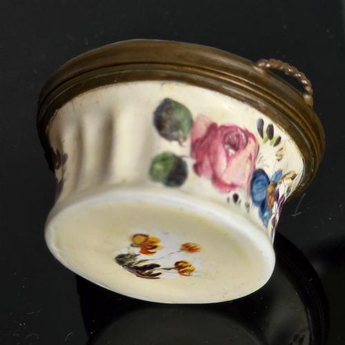 A SOUTH STAFFORDSHIRE ENAMEL SNUFFBOX CIRCA 1770 - ADDITIONAL PHOTO 13