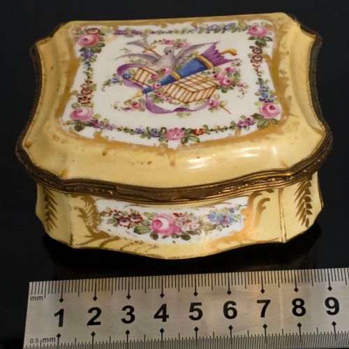 SEVRES STYLE YELLOW GROUND PORCELAIN BOX LOVE BIRDS FLORAL DECORATION C1890 - ADDITIONAL PHOTO 5