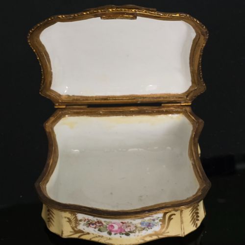 SEVRES STYLE YELLOW GROUND PORCELAIN BOX LOVE BIRDS FLORAL DECORATION C1890 - ADDITIONAL PHOTO 10