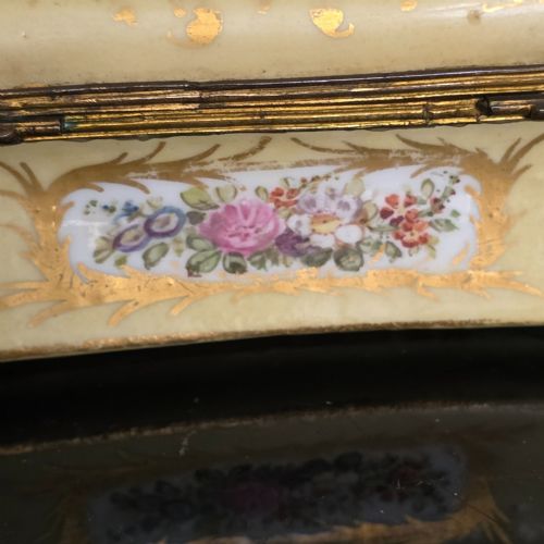 SEVRES STYLE YELLOW GROUND PORCELAIN BOX LOVE BIRDS FLORAL DECORATION C1890 - ADDITIONAL PHOTO 13