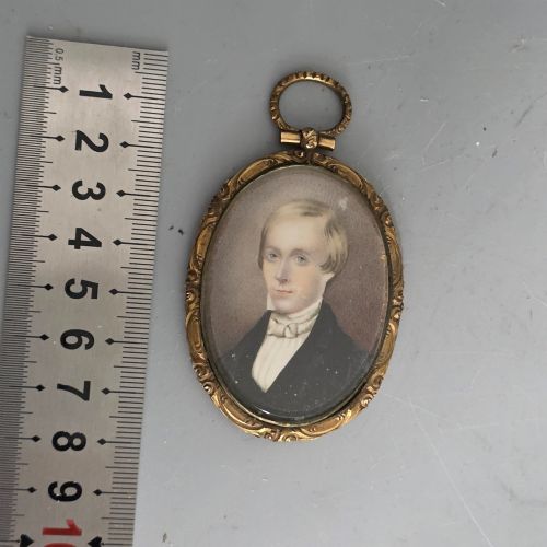 FINE EARLY 19THC PAINTED PORTRAIT MINIATURE OF GENTLEMAN IN GILT METAL FRAME - ADDITIONAL PHOTO 6