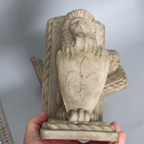 FINE VINTAGE PAIR OF CAST STONE FLEUR DE LIS LION SHIELD BOOKENDS C1940S - ADDITIONAL PHOTO 7